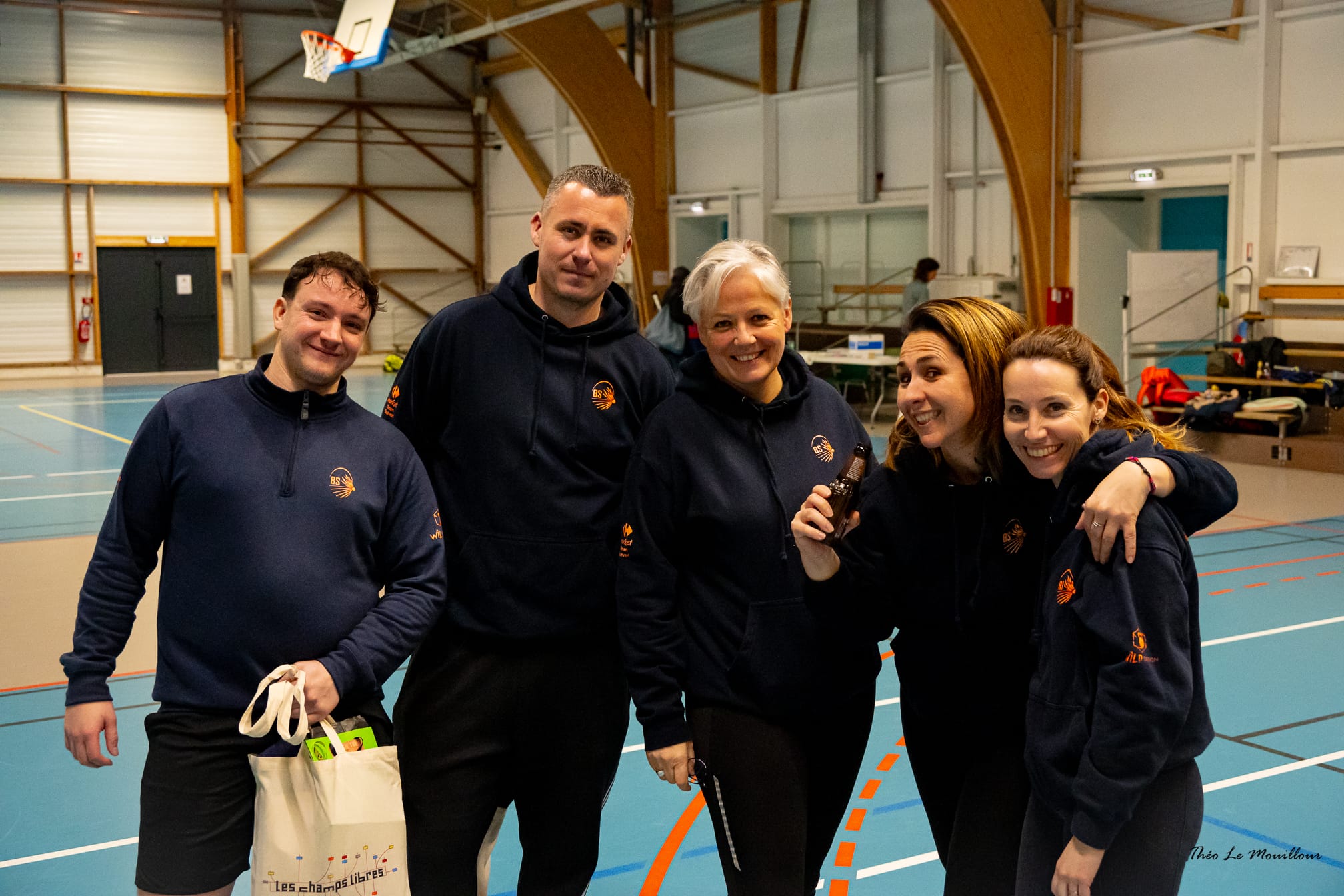 Des membres du Badminton Samsonnais réunis dans la salle omnisports