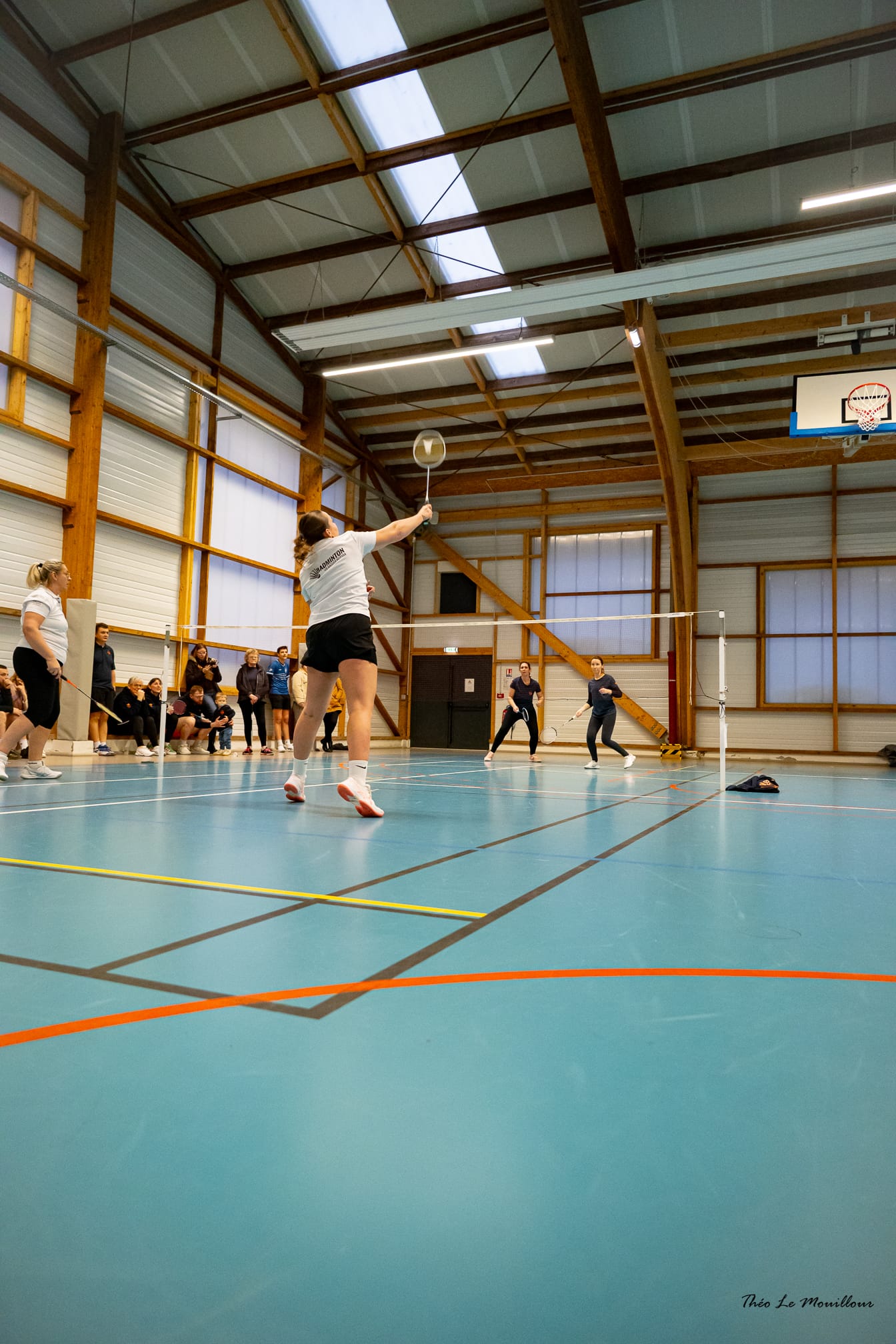 Vue générale des terrains pendant un tournoi de badminton