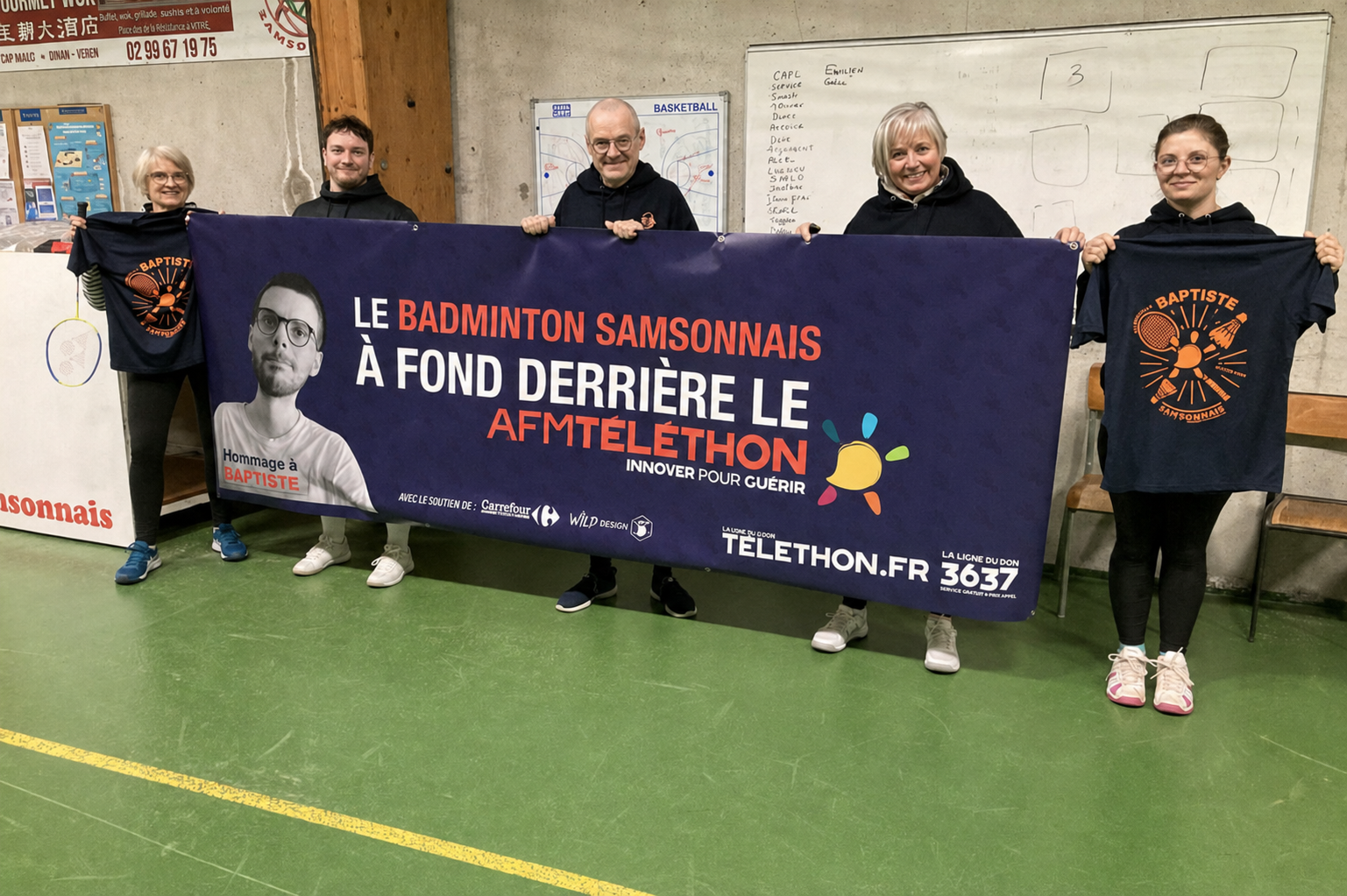 Les membres du Badminton Samsonnais réunis derrière une banderole de soutien à Baptiste et à l’AFM-Téléthon